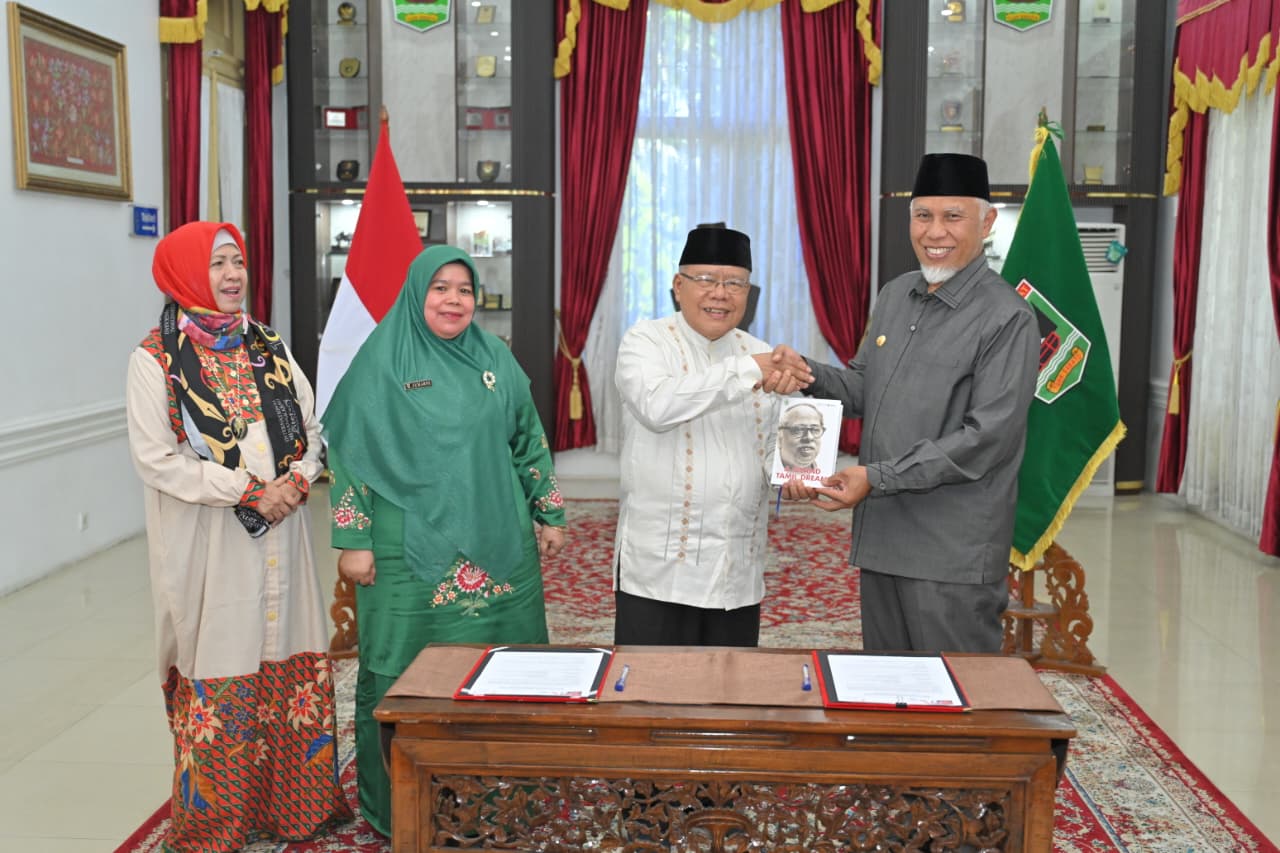 gubernur-mahyeldi-ajak-kampus-jadikan-hibah-buku-sastra-tamil-media-penguat-riset-dan-pelestarian-warisan-minangkabau
