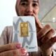 Tumpukan batangan emas Antam dengan logo Logam Mulia sebagai ilustrasi investasi logam mulia.