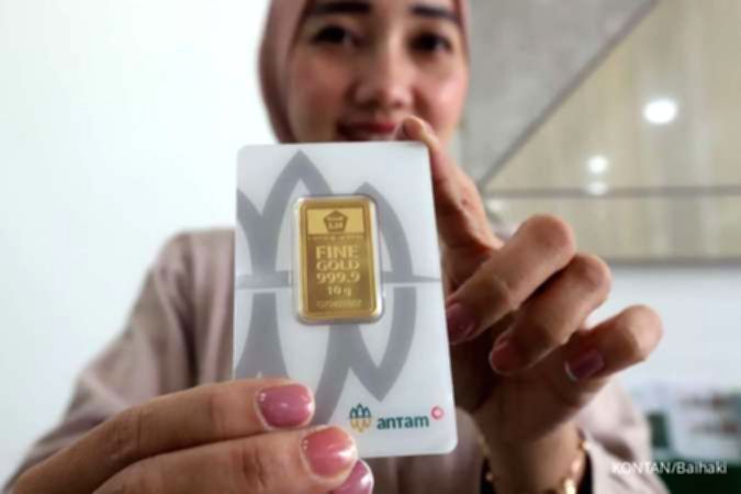 Tumpukan batangan emas Antam dengan logo Logam Mulia sebagai ilustrasi investasi logam mulia.