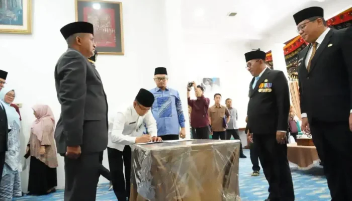 Bupati Eka Putra Lantik Tiga Belas Pejabat Tanah Datar