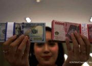 Grafik pergerakan nilai tukar mata uang Rupiah terhadap Dolar AS di layar monitor perdagangan pasar spot