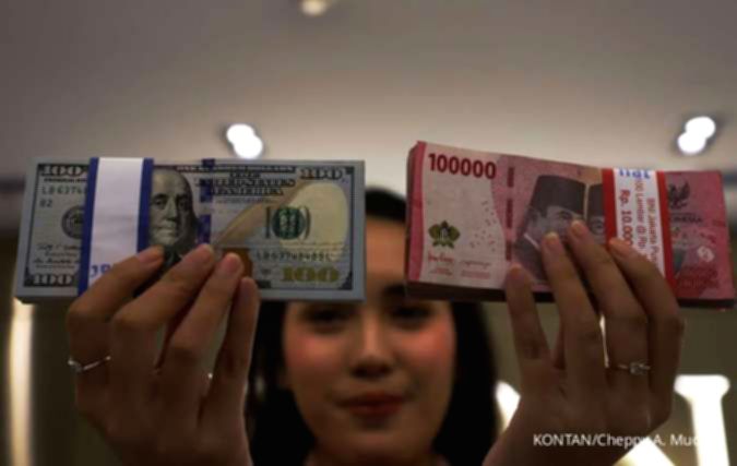 Grafik pergerakan nilai tukar mata uang Rupiah terhadap Dolar AS di layar monitor perdagangan pasar spot