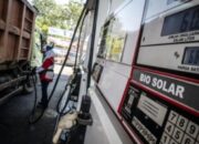 Ilustrasi tumpukan bahan bakar biodiesel dan grafik ekonomi energi di Indonesia