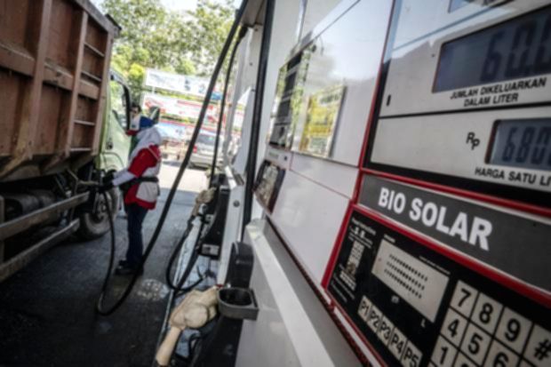 Ilustrasi tumpukan bahan bakar biodiesel dan grafik ekonomi energi di Indonesia
