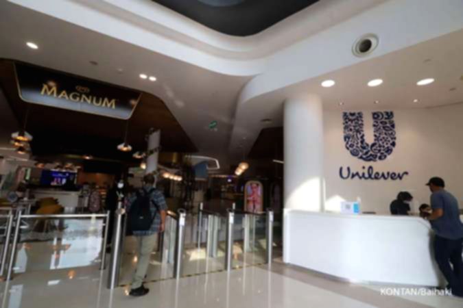 Logo PT Unilever Indonesia Tbk di gedung perkantoran dengan latar belakang langit cerah