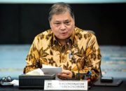 Menteri Koordinator Bidang Perekonomian Airlangga Hartarto memberikan keterangan pers terkait kebijakan DHE SDA