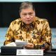 Menteri Koordinator Bidang Perekonomian Airlangga Hartarto memberikan keterangan pers terkait kebijakan DHE SDA