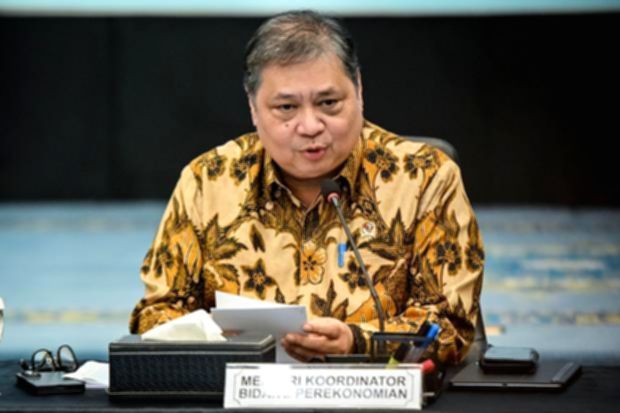 Menteri Koordinator Bidang Perekonomian Airlangga Hartarto memberikan keterangan pers terkait kebijakan DHE SDA