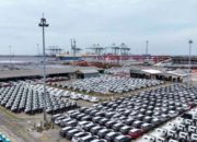 Aktivitas bongkar muat kendaraan dan alat berat di terminal PT Indonesia Kendaraan Terminal Tbk (IPCC)