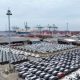 Aktivitas bongkar muat kendaraan dan alat berat di terminal PT Indonesia Kendaraan Terminal Tbk (IPCC)