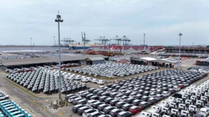 Aktivitas bongkar muat kendaraan dan alat berat di terminal PT Indonesia Kendaraan Terminal Tbk (IPCC)