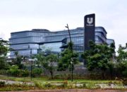 Logo PT Unilever Indonesia Tbk terpampang di gedung kantor dengan latar belakang perkotaan