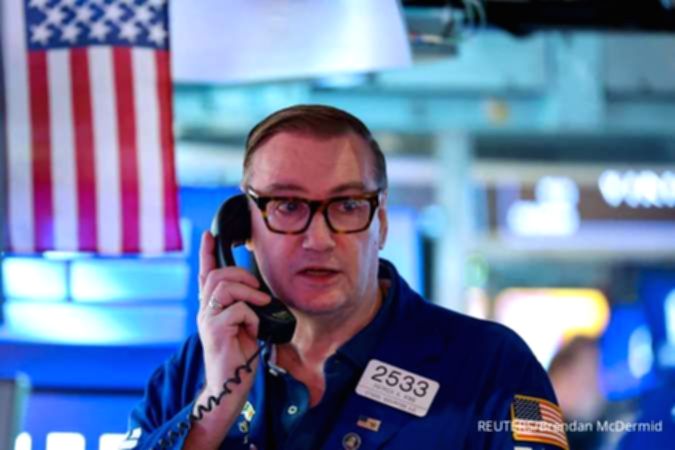 Papan layar elektronik yang menampilkan pergerakan indeks saham di bursa Wall Street, New York.