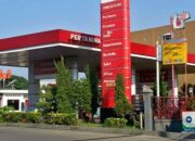 Papan informasi harga BBM di SPBU Pertamina Jakarta