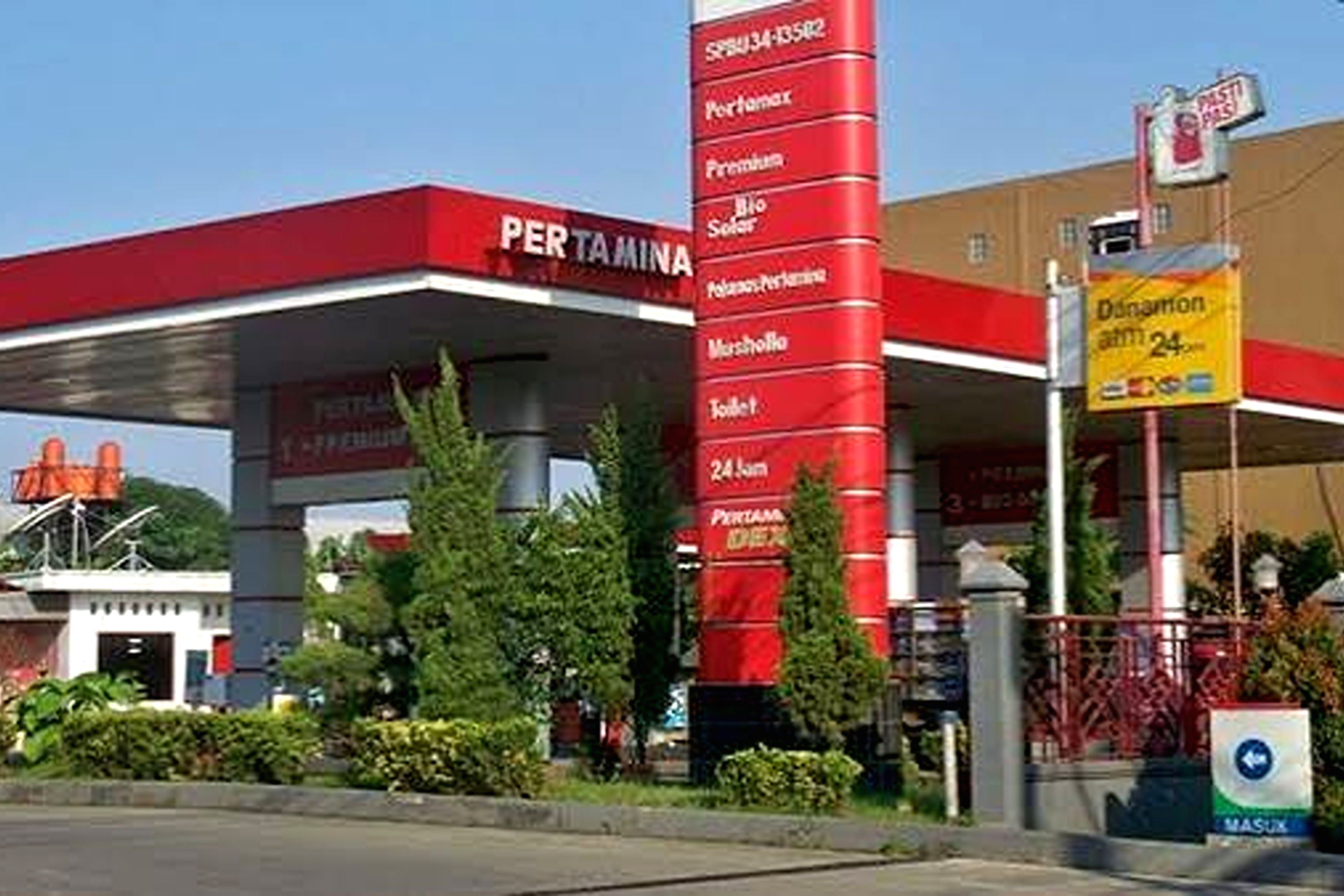 Papan informasi harga BBM di SPBU Pertamina Jakarta
