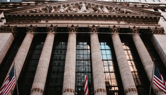 Wall Street Melemah Akibat Aksi Jual Saham AI dan Lonjakan Minyak