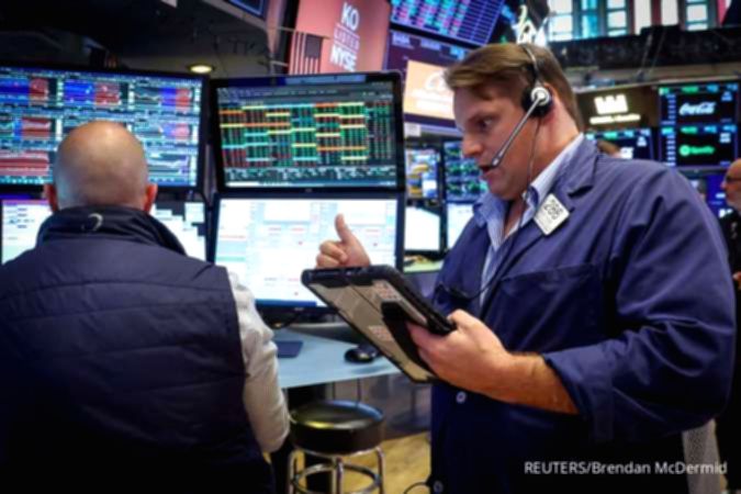 Suasana lantai perdagangan bursa saham Wall Street di New York dengan latar belakang layar indeks pasar yang bergerak variatif.