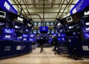 Papan layar elektronik menampilkan pergerakan indeks saham Wall Street yang melemah di New York
