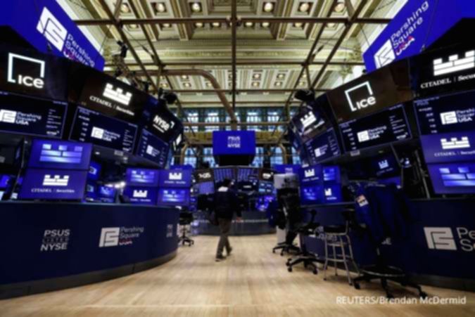 Papan layar elektronik menampilkan pergerakan indeks saham Wall Street yang melemah di New York