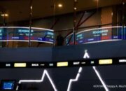 Grafik pergerakan Indeks Harga Saham Gabungan (IHSG) di layar monitor bursa efek