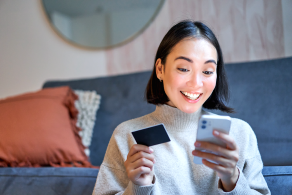 Smartphone Samsung Galaxy Foldable 8 dengan logo BRI Kartu Kredit sebagai penawaran promo pre-order.