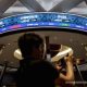 Grafik pergerakan Indeks Harga Saham Gabungan di layar monitor bursa efek