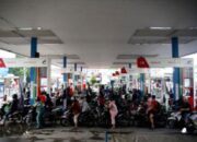 Deretan mobil tangki Pertamina sedang melakukan pengisian bahan bakar di terminal distribusi wilayah Sumatera.