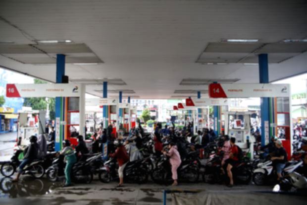 Deretan mobil tangki Pertamina sedang melakukan pengisian bahan bakar di terminal distribusi wilayah Sumatera.