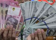 Grafik pergerakan nilai tukar mata uang rupiah terhadap dolar Amerika Serikat di layar monitor perdagangan