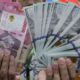Grafik pergerakan nilai tukar mata uang rupiah terhadap dolar Amerika Serikat di layar monitor perdagangan