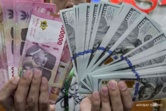Grafik pergerakan nilai tukar mata uang rupiah terhadap dolar Amerika Serikat di layar monitor perdagangan