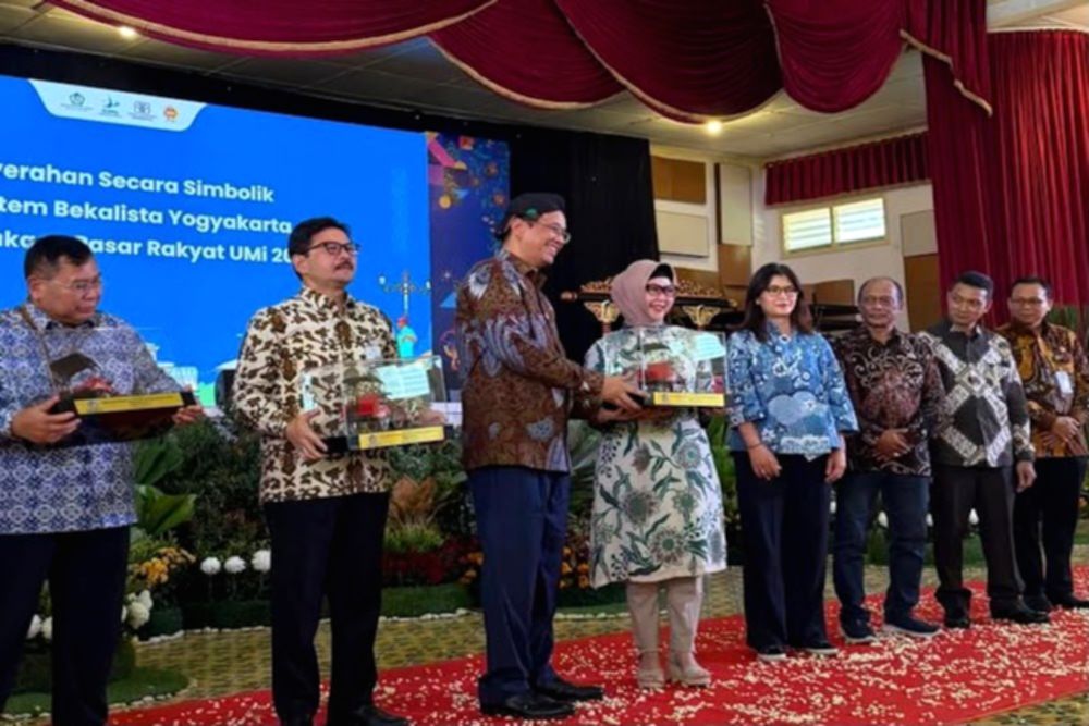 Penyerahan bantuan 50 unit Becak Kayuh Listrik Wisata oleh PT Pegadaian untuk pengemudi becak di Yogyakarta.