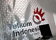 Logo PT Telkom Indonesia di gedung perkantoran