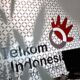 Logo PT Telkom Indonesia di gedung perkantoran