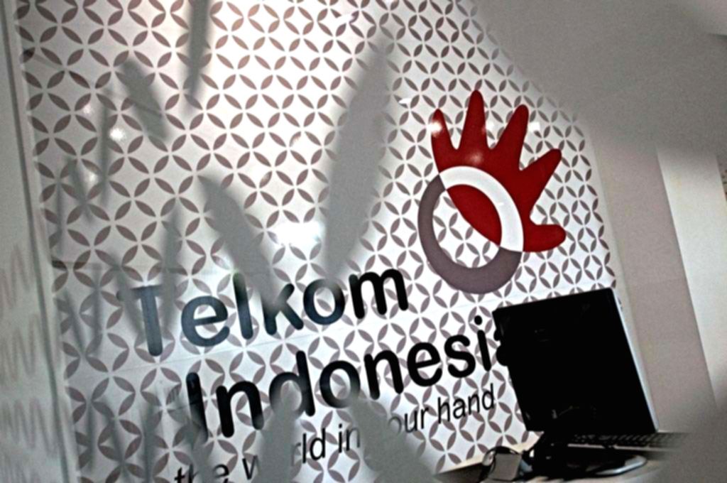Logo PT Telkom Indonesia di gedung perkantoran