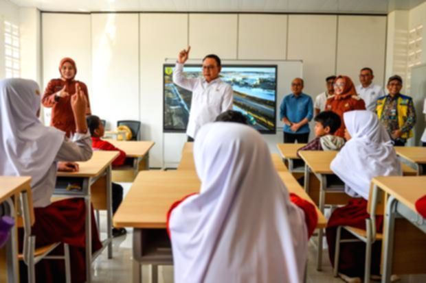 Sekretaris Kabinet Teddy Indra Wijaya meninjau kesiapan operasional Sekolah Rakyat rintisan di Tangerang.