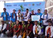 Aksi penanaman 20.000 bibit mangrove oleh Telkom Indonesia di kawasan pesisir untuk menjaga ekosistem.