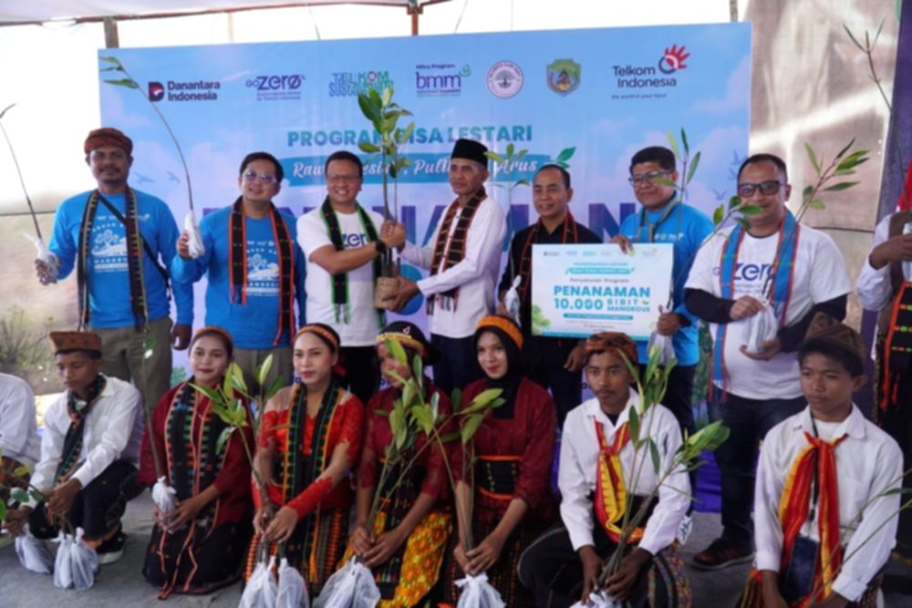 Aksi penanaman 20.000 bibit mangrove oleh Telkom Indonesia di kawasan pesisir untuk menjaga ekosistem.