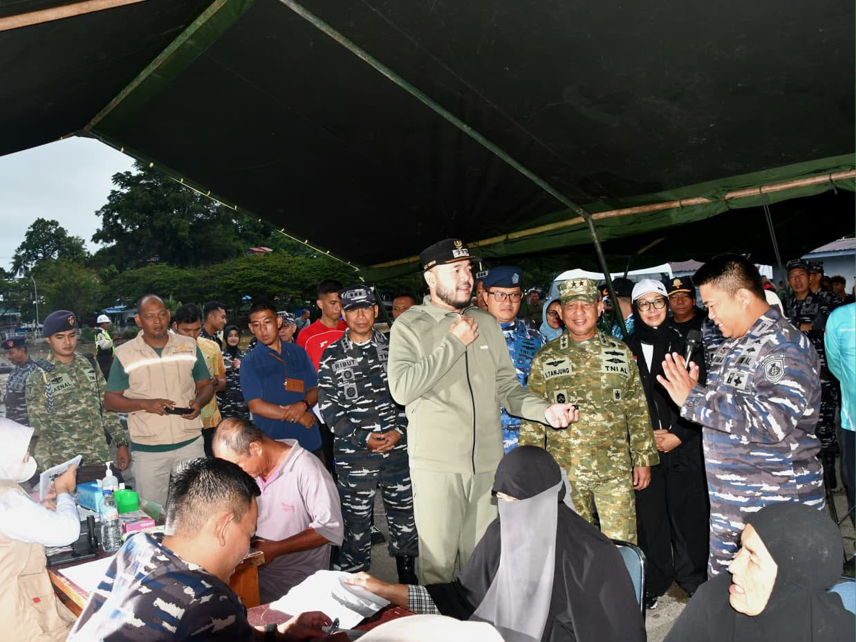sambut-hjk-padang-ke-357,-pemko-dan-satrol-kodaeral-ii-lakukan-aksi-bersih-sungai-batang-arau
