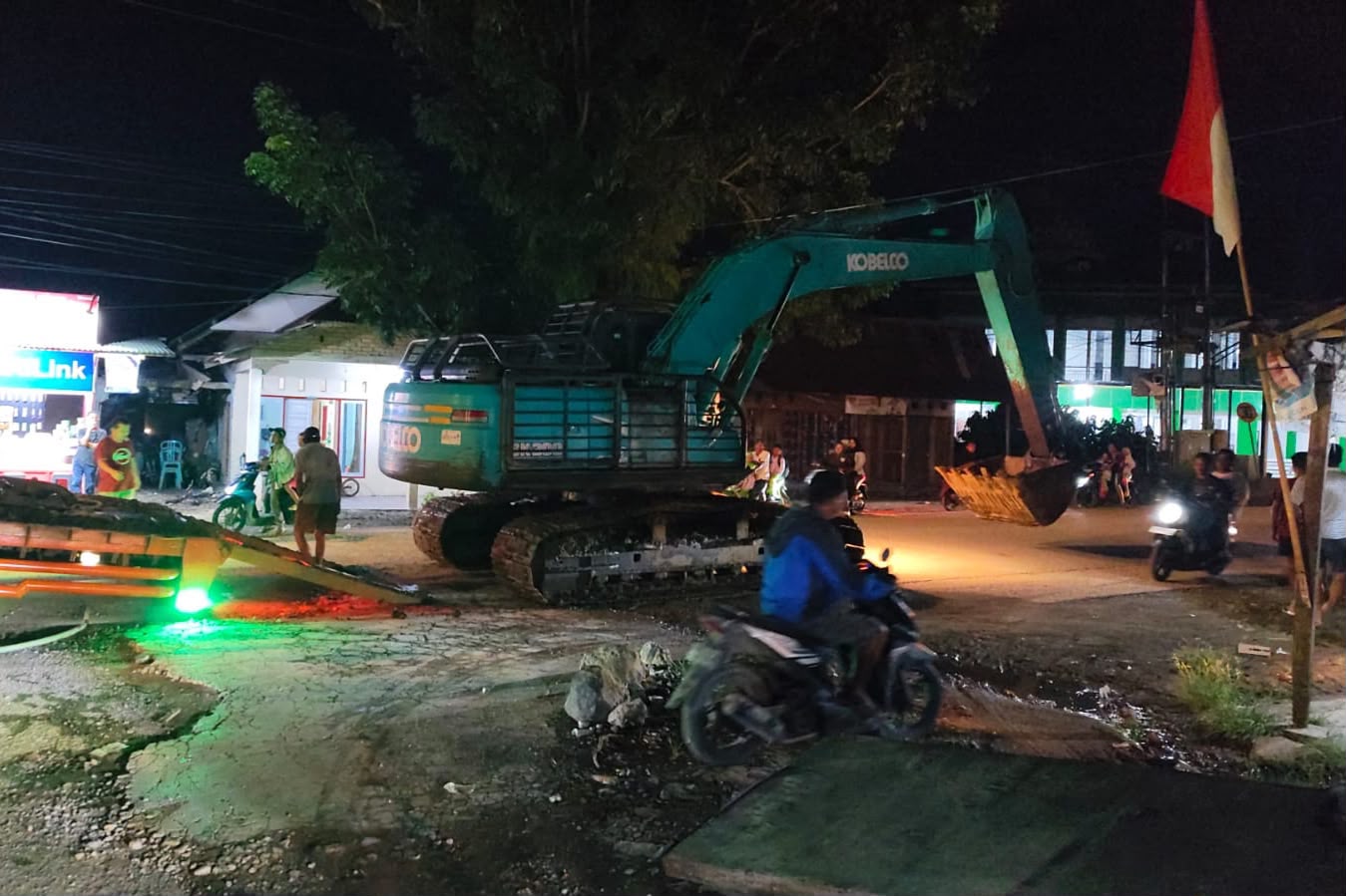 pasca-ditinjau-gubernur,-tiga-alat-berat-mulai-normalisasi-sungai-di-lokasi-banjir-kuranji