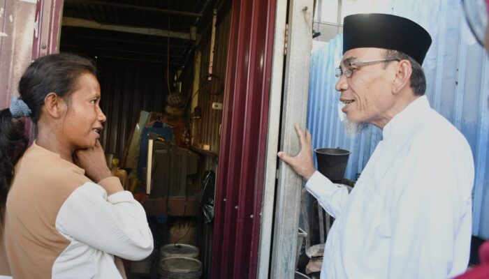 Pemkot Padang Bedah Rumah Warga Lansia yang Hidup Sebatang Kara