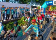ribuan-pesepeda-meriahkan -gowes-siti-nurbaya-dan-pembagian-bendera-merah-putih