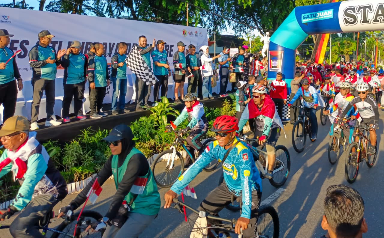 ribuan-pesepeda-meriahkan -gowes-siti-nurbaya-dan-pembagian-bendera-merah-putih