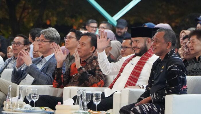 Warga Padang Meriahkan Festival Pawai Telong-Telong Hari Jadi Kota