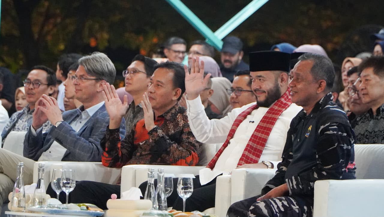 ribuan-warga-meriahkan-festival-pawai-telong-telong-dalam-rangka-hjk-padang-ke-357