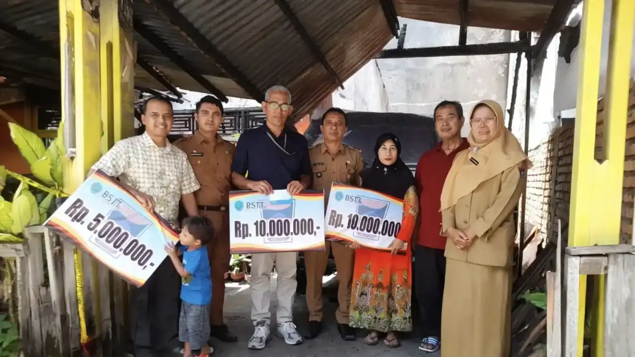 pemko-padang-salurkan-bantuan-sosial-bagi-korban-bencana-di-koto-tangah