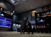 Papan layar elektronik Bursa Efek Indonesia yang menampilkan pergerakan indeks saham