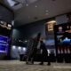 Papan layar elektronik Bursa Efek Indonesia yang menampilkan pergerakan indeks saham