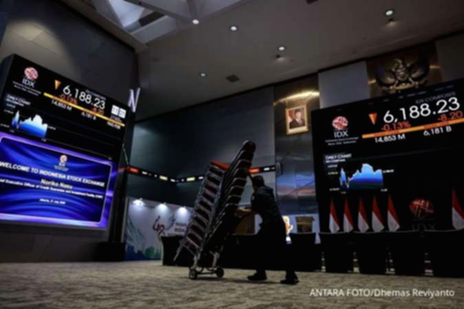 Papan layar elektronik Bursa Efek Indonesia yang menampilkan pergerakan indeks saham