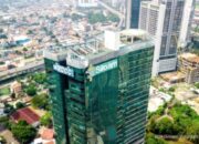 Gedung rumah sakit Siloam Hospitals dengan logo perusahaan yang terlihat jelas di area perkotaan